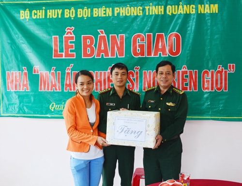 Đại tá Nguyễn Văn An - Phó Chính ủy BĐBP tỉnh bàn giao nhà cho gia đình Đại úy Đỗ Hữu Hải.