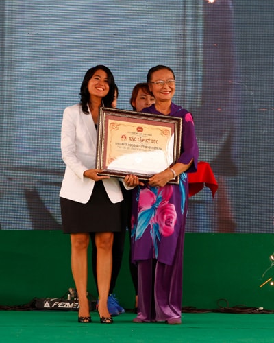 Đại diện Tổ chức Kỷ lục Việt Nam đã trao xác nhận kỷ lục 'Nồi lẩu lớn nhất Việt Nam' cho Ban tổ chức.