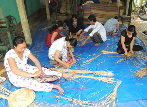 Nghề đan mũ, túi xách bằng nguyên liệu cói giúp phụ nữ vùng Đông huyện Duy Xuyên có việc làm ổn định, tăng thu nhập. Ảnh: L.P.L.N