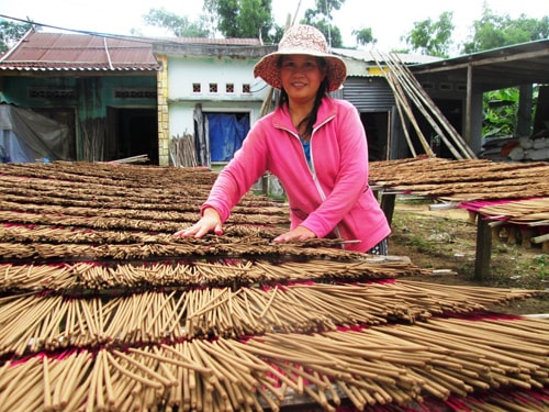 Nhờ làm hương, mỗi tháng chị Ngụy Thị Lời ở thôn Phú Trung (Đại Hiệp, Đại Lộc) lãi hơn 12 triệu đồng. Ảnh: N.S