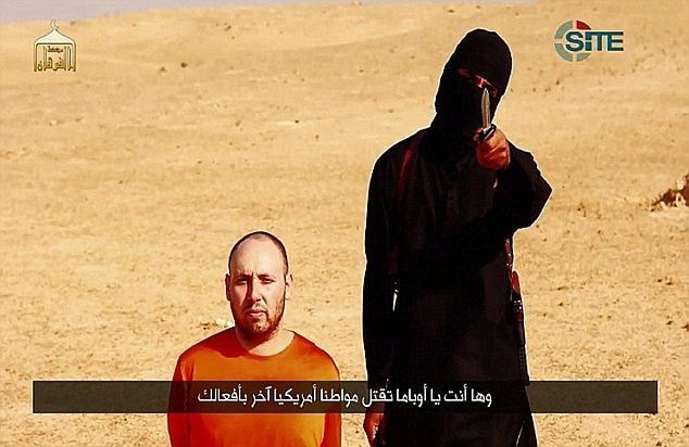 Jihad John xuất hiện trong đoạn video cắt đầu nhà báo Steven Sotloft (Nguồn: DM)