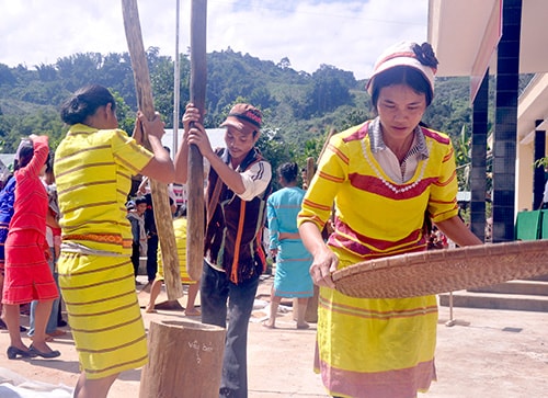 Sôi nổi cuộc thi giã gạo của nhân dân thôn 2 (xã Trà Mai, Nam Trà My) trong Ngày hội đại đoàn kết. Ảnh: HÀN GIANG