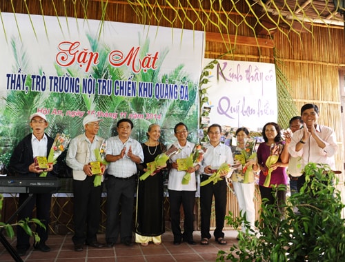 Những bó hoa tươi thắm gửi tặng thầy cô bày bỏ lòng tri ân.