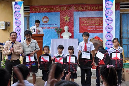 Trao quà cho các em học sinh trong ngày đại đoàn kết.