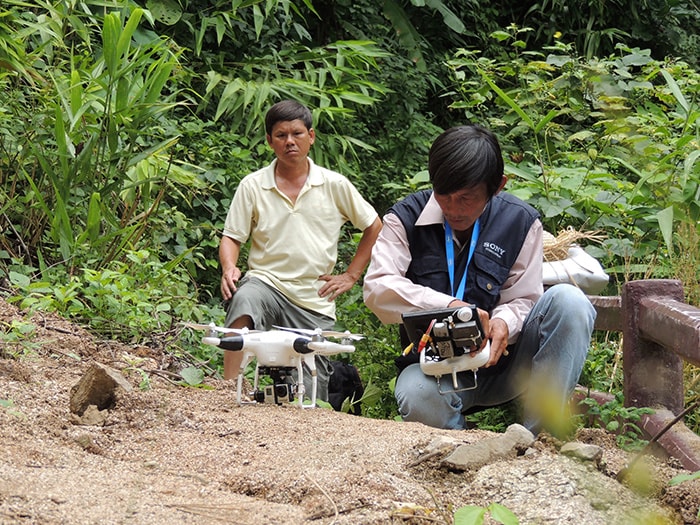 Lâm Tứ Khoa đang khởi động thiết bị flycam.