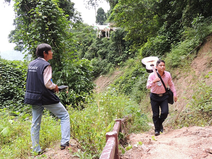 “Khoa flycam” thực hiện một cảnh quay phim ca nhạc trên vùng cao Quảng Nam.