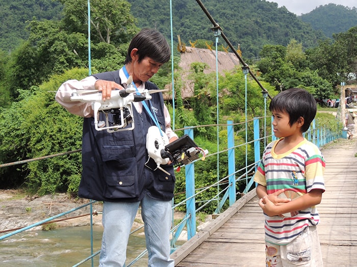 Với em nhỏ này, flycam là một món đồ chơi hấp dẫn.