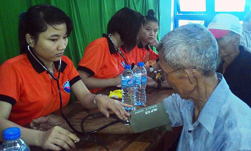 Các y bác sĩ của đoàn từ thiện khám bệnh cho người dân tại xã Tiên Lãnh.