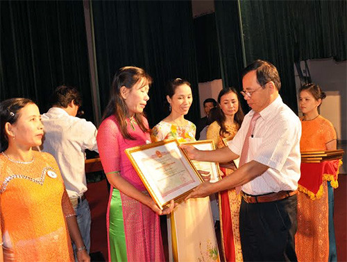 Bí thư Huyện ủy Phú Ninh Nguyễn Cảnh tặng kỷ niệm chương vì sự nghiệp giáo dục cho các cá nhân xuất sắc.