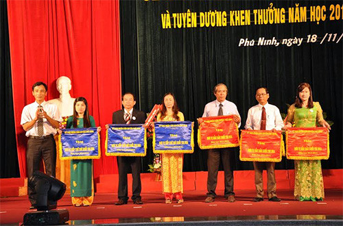  Chủ tịch UBND huyện Nguyễn Phi Thạnh tặng cờ thi đua xuất sắc cho các trường.