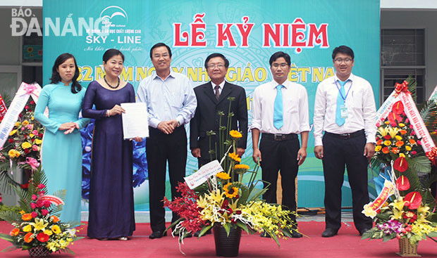 Phó Chủ tịch UBND thành phố Đà Nẵng Phùng Tấn Viết cùng các thành viên Chi hội Hữu nghị Việt - Lào Sky-Line. Ảnh: NGỌC ĐOAN