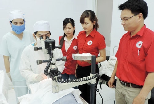 Hội Chữ thập đỏ huyện Tiên Phước tổ chức chương trình phẫu thuật mắt cho người cao tuổi. (ảnh do Hội Chữ thập đỏ cung cấp)