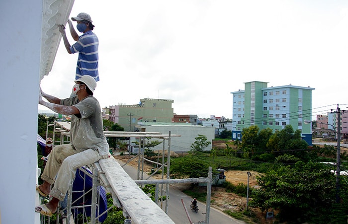 Sơn tường nhà cao tầng.