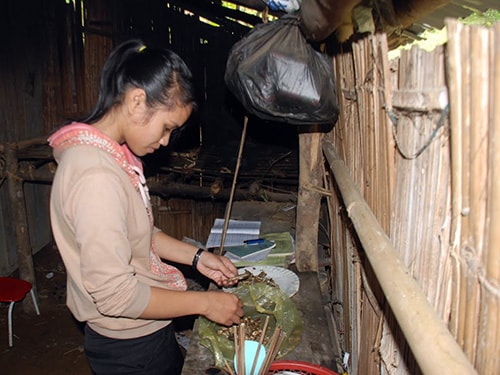 Các giáo viên gặp muôn vàn khó khăn khi ăn ở trong điểm trường được làm từ gỗ và nứa.