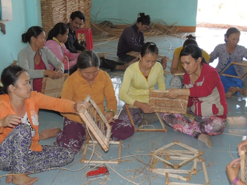 Lớp dạy nghề mây tre đan do Trung tâm DNTN Quảng Nam tổ chức tại xã Tam Thạnh, huyện Núi Thành.