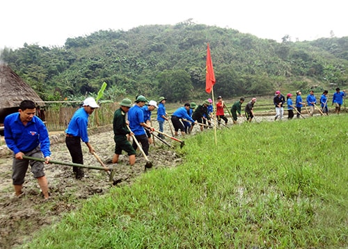 Khai hoang đất trồng lúa nước là công trình được tuổi trẻ các huyện miền núi Quảng Nam chú trọng thực hiện trong Năm thanh niên 2014.  Ảnh: PHAN TUẤN