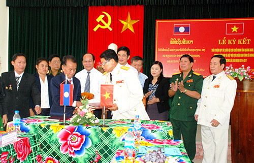 Hội CCB tỉnh Quảng Nam và Hiệp hội CCB tỉnh Sê Kông (Lào) ký kết thỏa thuận hợp tác giai đoạn 2014 - 2017. Ảnh: ĐOÀN ĐẠO