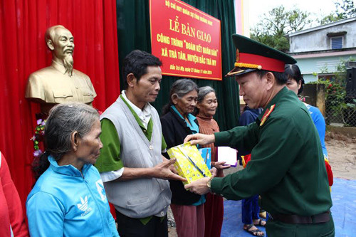 Tặng quà cho các gia đình chính sách trên địa bàn xã Trà Tân.
