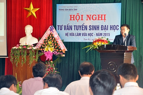 Lần đầu tiên tổ chức hội nghị tư vấn tuyển sinh đại học hệ vừa học vừa làm đem lại nhiều thông tin bổ ích cho Trung tâm Giáo dục thường xuyên Quảng Nam. Ảnh: X.PHÚ