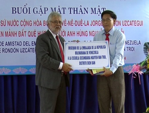 Mr Jorge Rondon Uzcategui donated 10 computers Nguyen Van Troi Secondary School