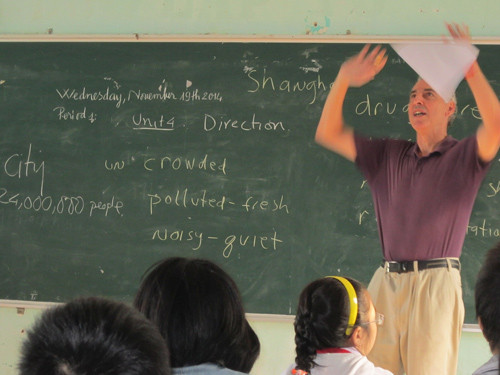 Trong giảng dạy, giáo viên nước ngoài thường chú trọng ngôn ngữ hình thể, diễn tả điệu bộ nên học sinh dễ nhớ, dễ thuộc. Ảnh: CHÂU NỮ