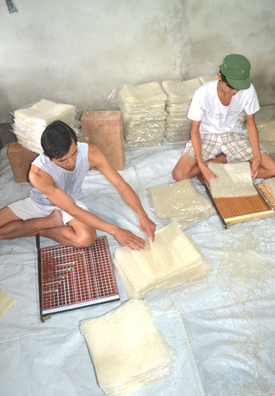 Anh Nguyễn Đông Hà và bánh tráng được sản xuất bằng máy. Ảnh: Q.V