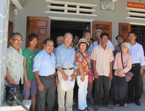 Nữ nhà văn Hiromatsu Tomoko (đứng giữa) tại lễ trao nhà Nhân ái cho gia đình ông Đinh Duy Thanh (xã Quế Hiệp, Quế Sơn) nạn nhân bị phơi nhiễm chất độc da cam/dioxin. (Ảnh do Liên hiệp Các tổ chức hữu nghị cung cấp).