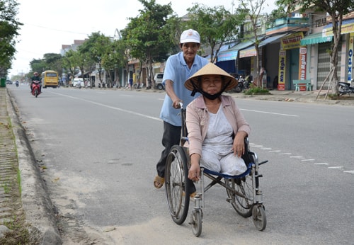 Ngày ngày ông Câm đẩy xe lăn đưa bà Nga đi các ngả đường.