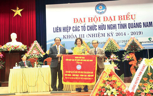 Nhân dịp đại hội, đại diện Đoàn Chủ tịch Liên hiệp Các tổ chức hữu nghị Việt Nam tặng bước trướng “Chủ động - linh hoạt - sáng tạo - hiệu quả” cho Liên hiệp Các tổ hữu nghị tỉnh.