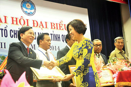 Đại diện Đoàn Chủ tịch Liên hiệp Các tổ chức hữu nghị Việt Nam tặng Bằng khen cho các cá nhân có thành tích xuất sắc trong công tác đối ngoại nhân dân trong 5 năm qua.