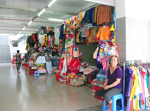 Hiện chủ yếu tập trung các mặt hàng quần áo, giày dép nên lượng người đến chợ Tam Kỳ rất ít.