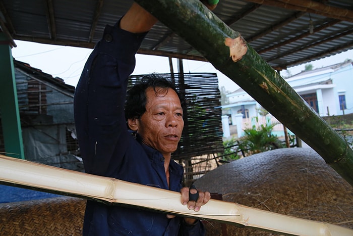 Chẻ tre để đan thuyền.