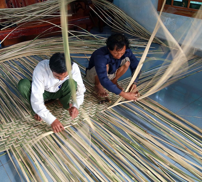 Đan thành những tấm mành lớn.