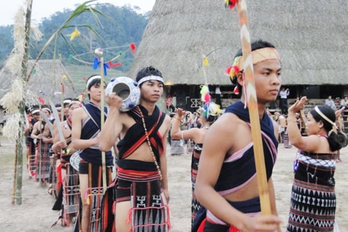 Thanh niên Cơ tu hãnh diện vác cái ché múa trong lễ đâm trâu. Ảnh: T.K.Phương