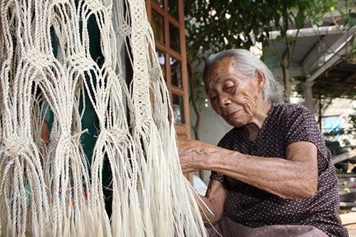 Cụ bà Phan Thị Môn đan võng ngô đồng.