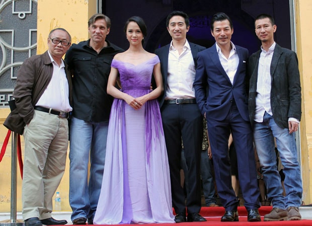 Đạo diễn Nguyễn Phan Quang Bình (bìa trái) cùng e-kip làm phim. Ảnh: HOÀNG THU PHỐ