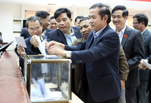 Các đại biểu bỏ phiếu tín nhiệm đối với các chức dnah do HĐND tỉnh bầu.