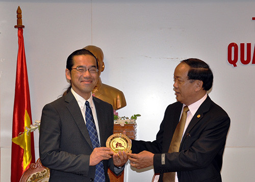 Phó Chủ tịch Thường trực UBND tỉnh Đinh Văn Thu tặng biểu tượng di sản văn hóa thế giới cho ông Shibata.