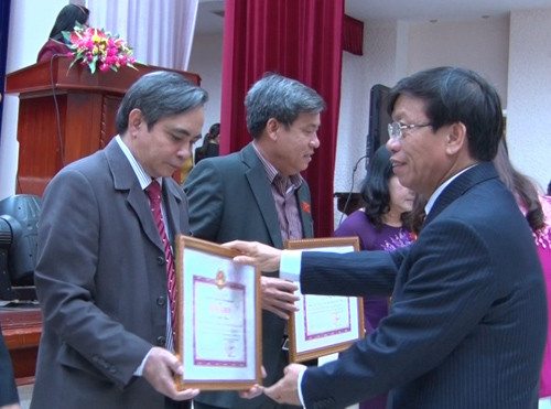 Chủ tịch UBND tỉnh Lê Phước Thanh tặng Bằng khen cho các tập thể có thành tích xuất sắc trong công tác HĐND năm 2014.  Ảnh: ĐOÀN ĐẠO