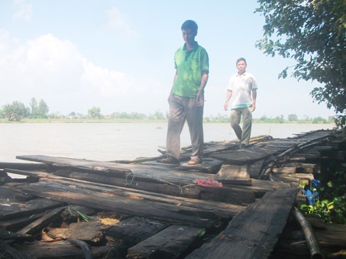 Chiếc cầu phao được làm rất giản đơn, không có thành chắn bảo vệ. Ảnh: VĂN HÓA