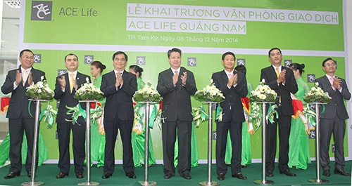 Ông Lâm Hải Tuấn – Tổng Giám đốc ACE Life (giữa) cùng Ban Giám đốc, Ban Điều hành và Phát triển kinh doanh cắt băng khánh thành Văn phòng giao dịch mới ở Quảng Nam.