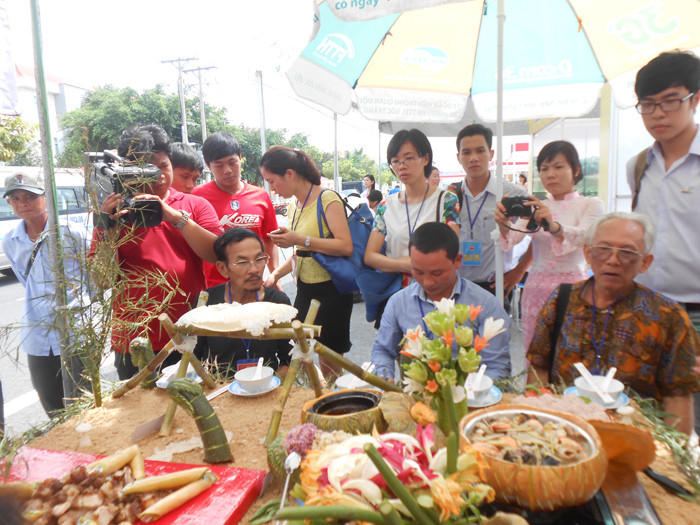 Hội đồng thẩm định đang theo dõi phần thuyết trình nghệ thuật ẩm thực đồng bào Khmer của đoàn Vĩnh Long.