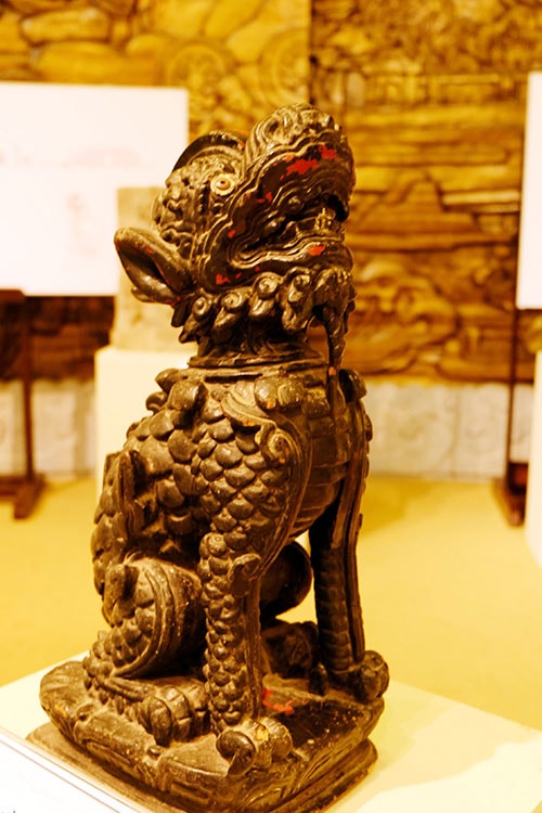 Nghê gốm trưng bày tại triển lãm.