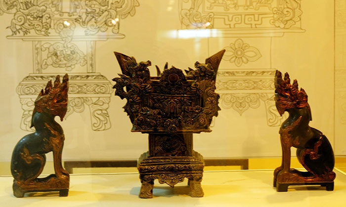 Bộ lư hương bằng gốm và đôi nghê gỗ thế kỷ XIX.