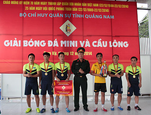 Đại tá Phạm Xuân Thiện, Phó Chỉ huy trưởng - Tham mưu trưởng Bộ CHQS tỉnh trao cúp cho đội bóng đá Phòng Tham mưu và CQQS huyện Núi Thành.