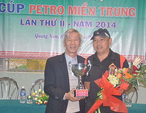 Phó Giám đốc Sở VH-TT&DL Nguyễn Thành tự tặng cúp lưu niệm cho đơn vị tài trợ chính cho giải Công ty Petro miền Trung.