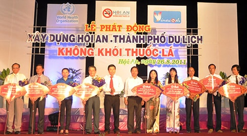 Năm 2011, UBND TP.Hội An phát động “Xây dựng Hội An - Thành phố du lịch không khói thuốc lá”. Ảnh: ĐỖ HUẤN