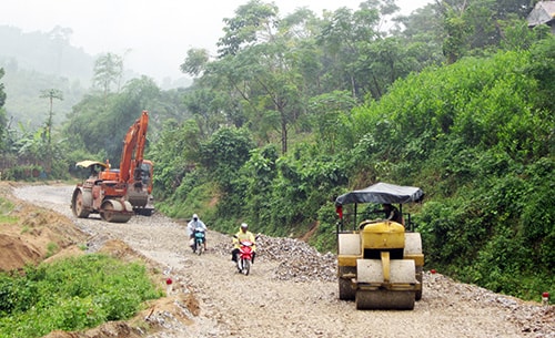 Nhiều tuyến đường huyện lầy lội sẽ được kiên cố hóa.Ảnh: CÔNG TÚ