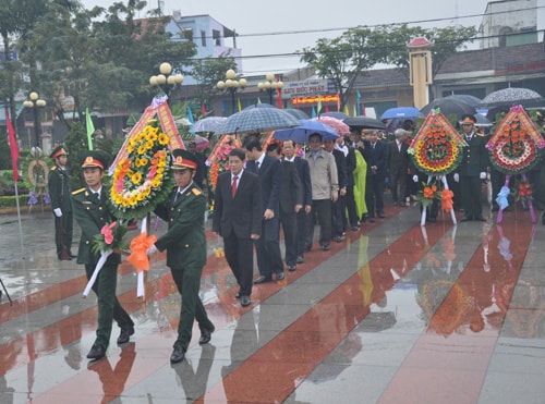 Lãnh đạo tỉnh Tỉnh ủy, HĐND, UBND, Ủy ban MTTQ Việt Nam tỉnh dâng hoa tại Nghĩa trang liệt sĩ.