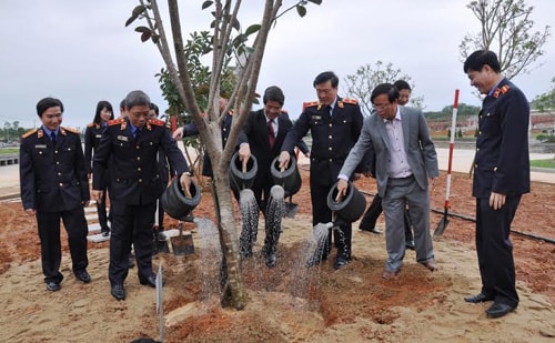 Đồng chí Nguyễn Hòa Bình trồng cây lưu niệm tại Khu di tích Bà Mẹ Việt Nam anh hùng.